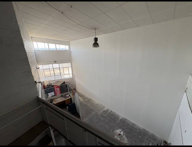 475M² SHOWROOM TO LET IN PAARDEN EILAND